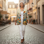 Martina - Gebreid vest met kleurrijke wilde bloemen - sfeerbeeld