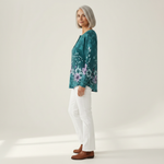 Roos - Trui in turquoise met bloemen - zijaanzicht