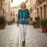 Roos - Trui in turquoise met bloemen - sfeerbeeld