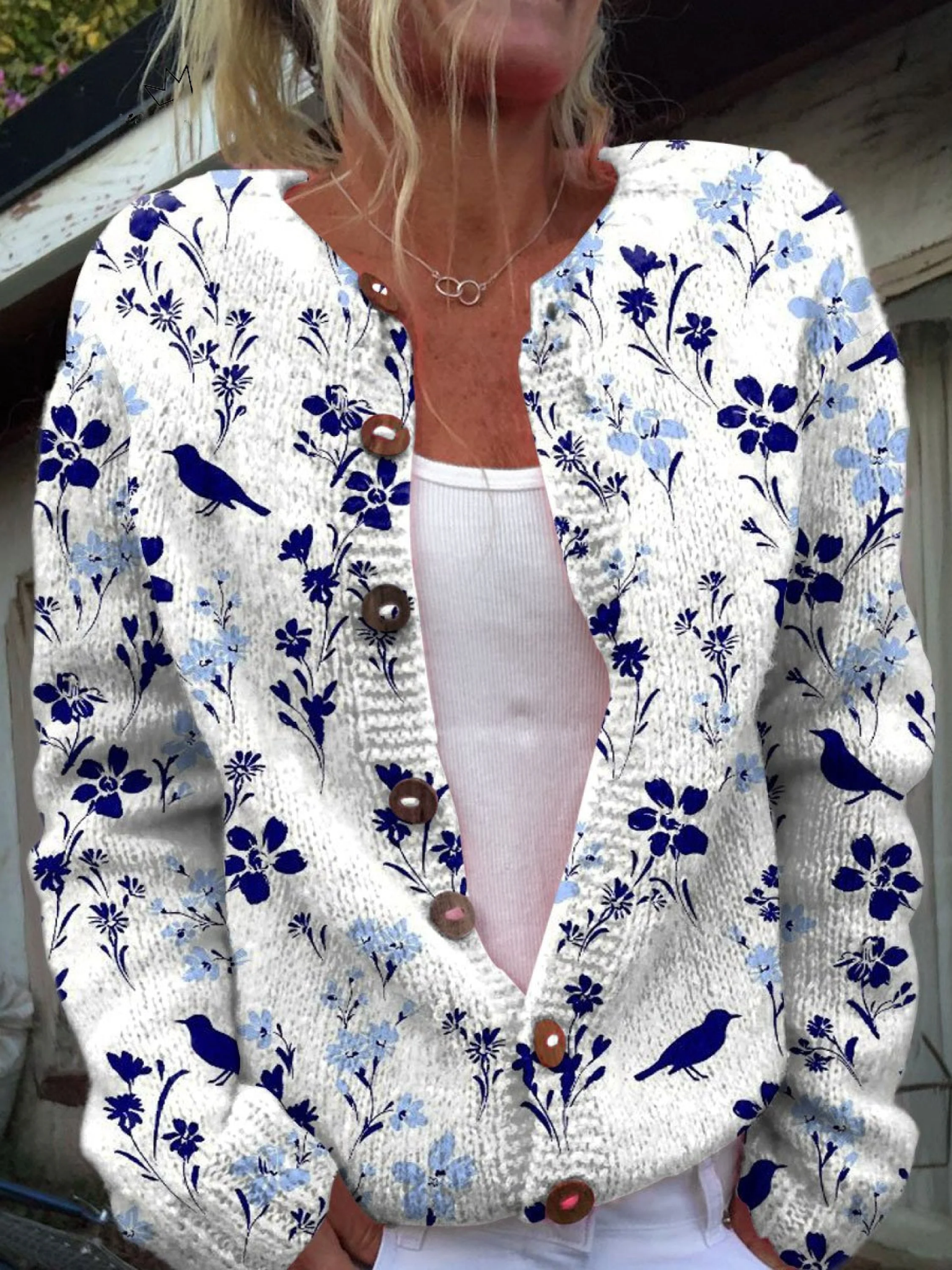 Birgit - Wit-blauw gebreid vest met bloemen & vogels