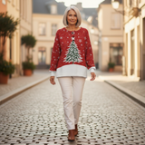 Isa - Kersttrui in rood met dennenboom - sfeerbeeld