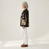 Karin - Zwart vest met bloemenpatroon - zijaanzicht