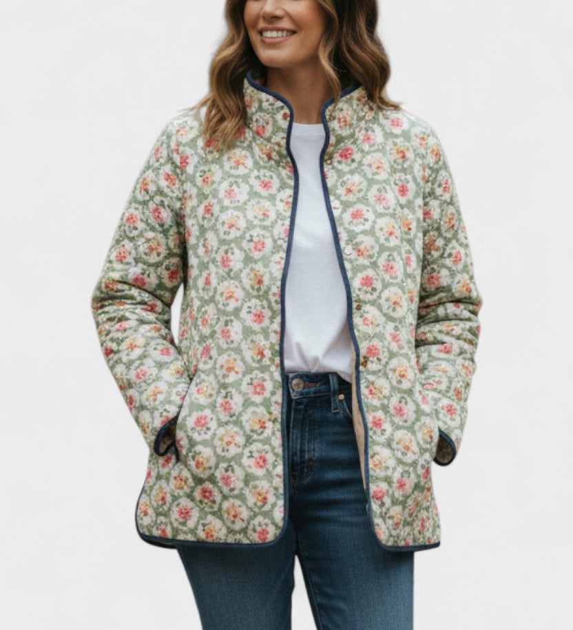 Maja - Mintgroene gewatteerde jas met fijn rozenpatroon