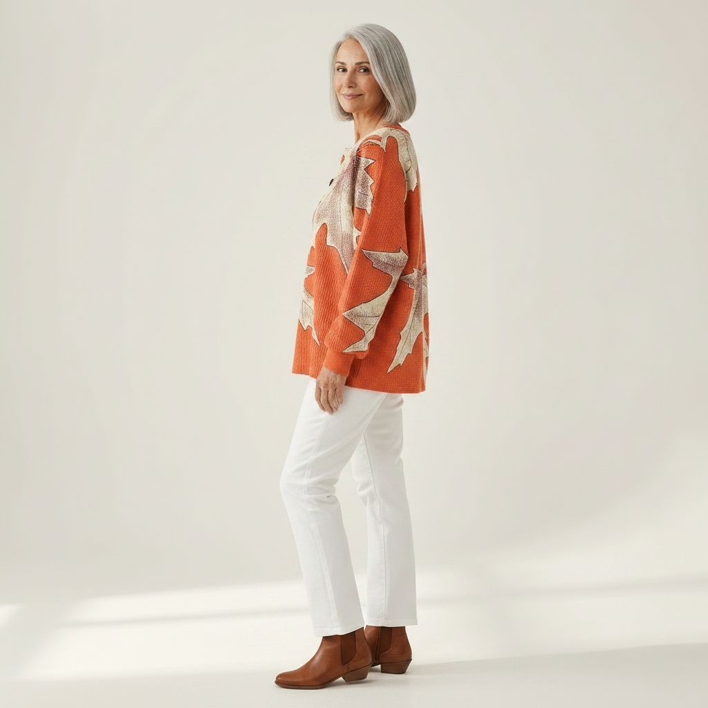 Marit - Trui in oranje met herfstbladeren - zijaanzicht