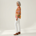 Britt - Trui in oranje met bloemen - zijaanzicht