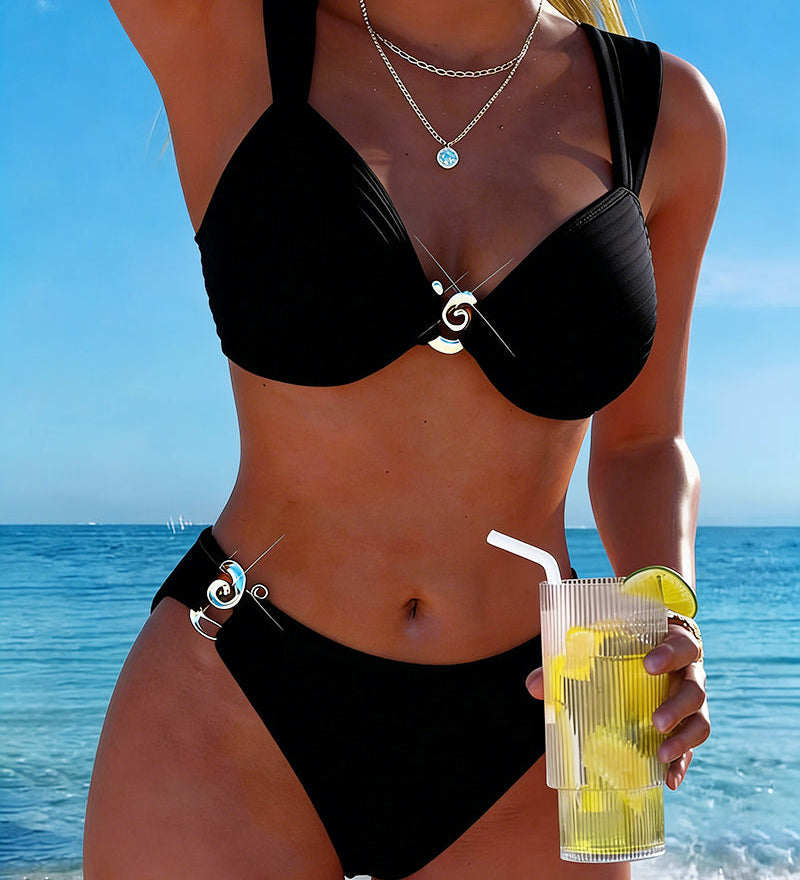Bikini met verticale strepen en metalen gesp