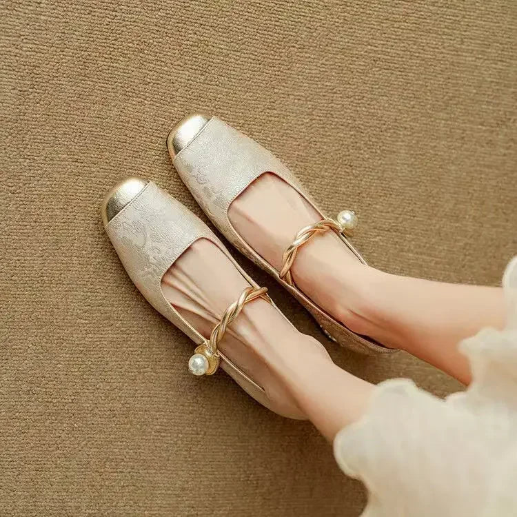 Frieda - Klassieke bandjesschoenen met een elegante uitstraling - Beige